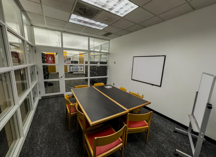 Group table and chairs with wall-mounted whiteboard and standing whiteboard